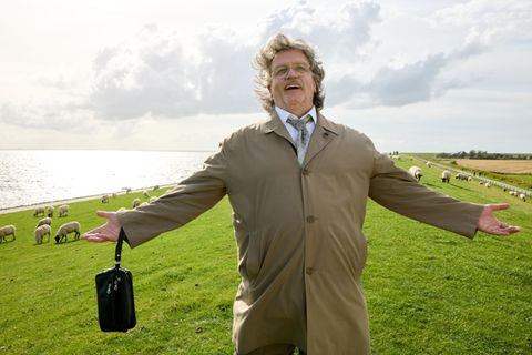 17 Jahre nach dem ersten Kinofilm bringt Hape Kerkeling mit "Horst Schlämmer sucht das Glück" eine seiner populärsten Figuren zurück auf die große Leinwand.