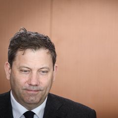 Lars Klingbeil lächelt