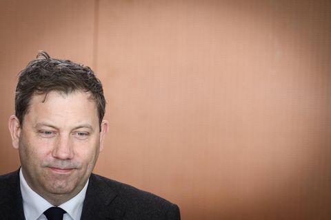 Lars Klingbeil lächelt