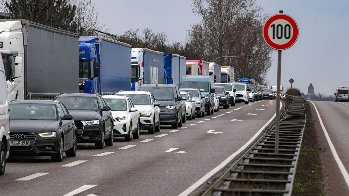 Zum Start der Osterferien wird auf Sachsen-Anhalts Autobahnen mit deutlich mehr Verkehr und Staus gerechnet. (Archivbild) Foto: