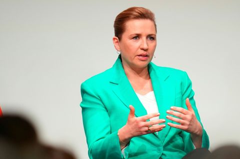 Mette Frederiksen im Gespräch mit anderen Parteivorsitzenden