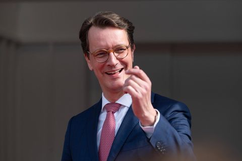 Hendrik Wüst formt mit den Fingern ein Herz