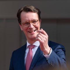 Hendrik Wüst formt mit den Fingern ein Herz