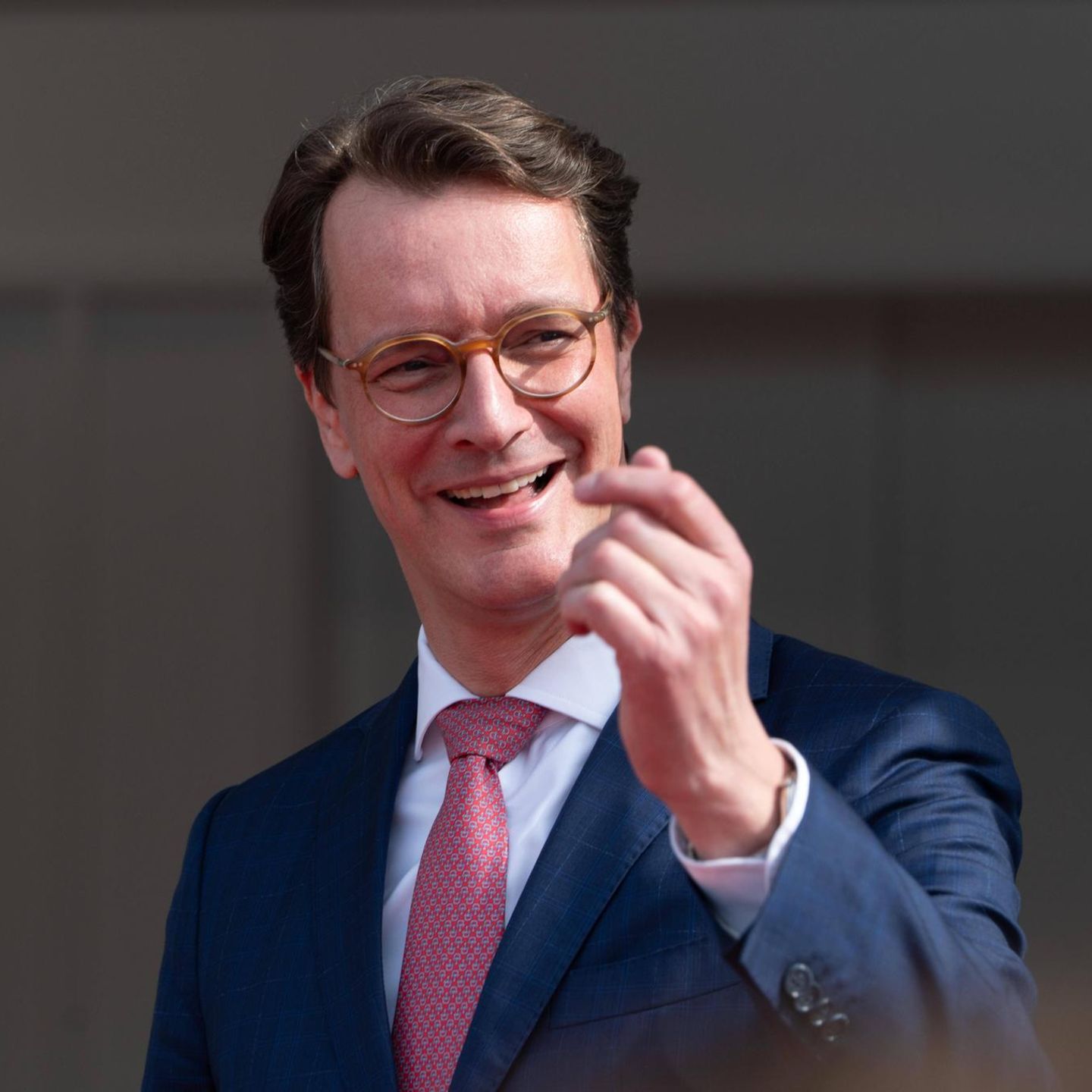 Hendrik Wüst formt mit den Fingern ein Herz