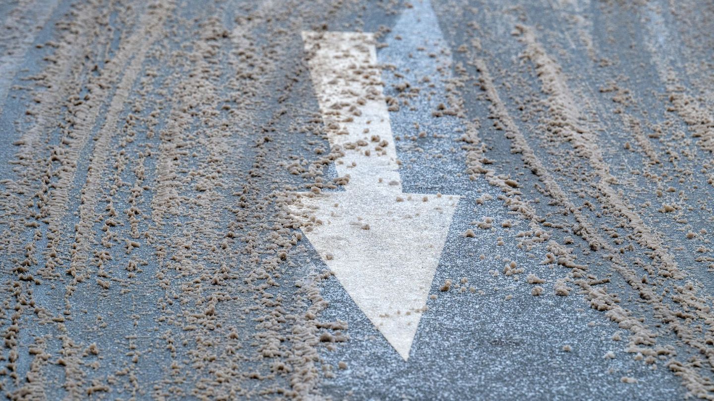In Bayern könnte Schneematsch die Straßen rutschig werden lassen. (Symbolbild) Foto: Armin Weigel/dpa