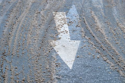 In Bayern könnte Schneematsch die Straßen rutschig werden lassen. (Symbolbild) Foto: Armin Weigel/dpa