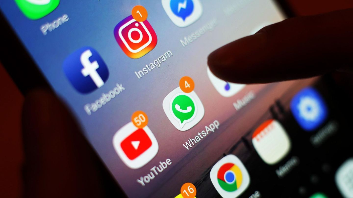 Ein Smartphone-Display mit Symbolen von Social-Media-Apps, darunter Facebook, Instagram, YouTube und WhatsApp
