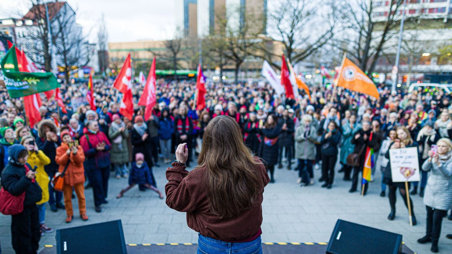 Ex-Grünen-Vorsitzende Ricarda Lang spricht in Hannover zu den Teilnehmerinnen und Teilnehmern der Kundgebung. Foto: Moritz Frank