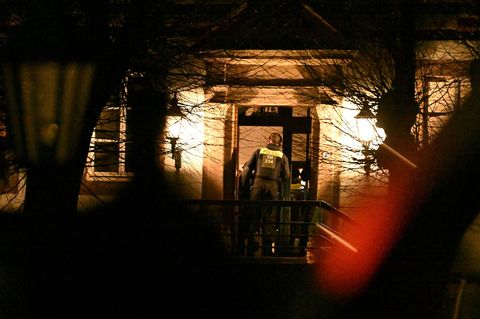 In Fretterode sind nach Polizeiangaben drei Journalisten bei einer Auseinandersetzung leicht verletzt worden. Foto: -/dpa