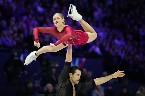 Minerva Hase und Nikita Volodin liegen bei der Eiskunstlauf-WM nach dem Kurzprogramm in Führung. Foto: Petr David Josek/AP/dpa