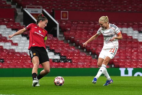 Traf für die Bayern in Manchester: Pernille Harder (r). Foto: Martin Rickett/PA Wire/dpa