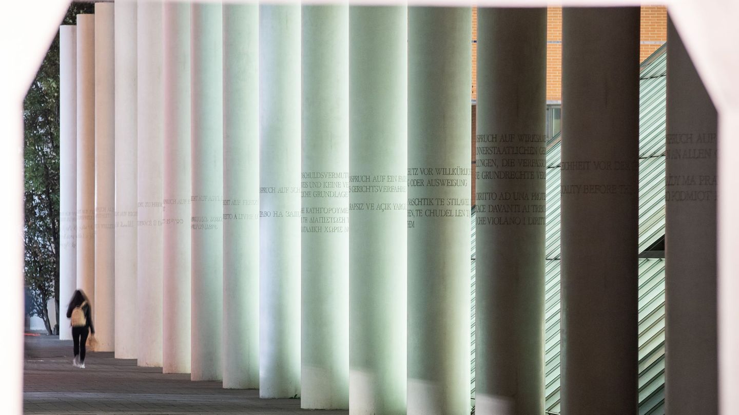 In Nürnberg veranstalteten die Nationalsozialisten einst ihre Reichsparteitage. Heute setzt sich die Stadt für Demokratie, Meinu