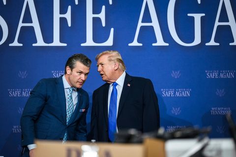 Trump (rechts) und sein Kriegsminister Hegseth versuchen den Spagat zwischen Drohungen und Diplomatie. Foto: Molly Riley/White H