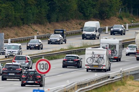 Reisende sollten sich vor der Fahrt über ihre Routen informieren. (Symbolbild) Foto: Thomas Frey/dpa