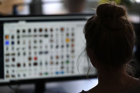 Mit sexualisierter digitaler Gewalt hat auch die hessische Polizei verstärkt zu tun. (Symbolbild) Foto: Arne Dedert/dpa