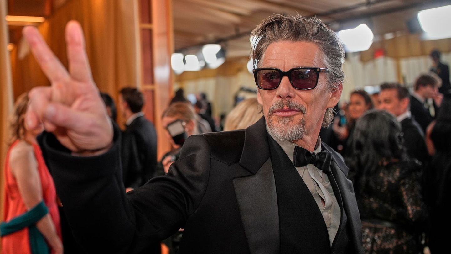 Ethan Hawke kommt zur Oscar-Verleihung im Dolby Theatre in Los Angeles. (Archivbild) Foto: John Locher/Invision/AP/dpa