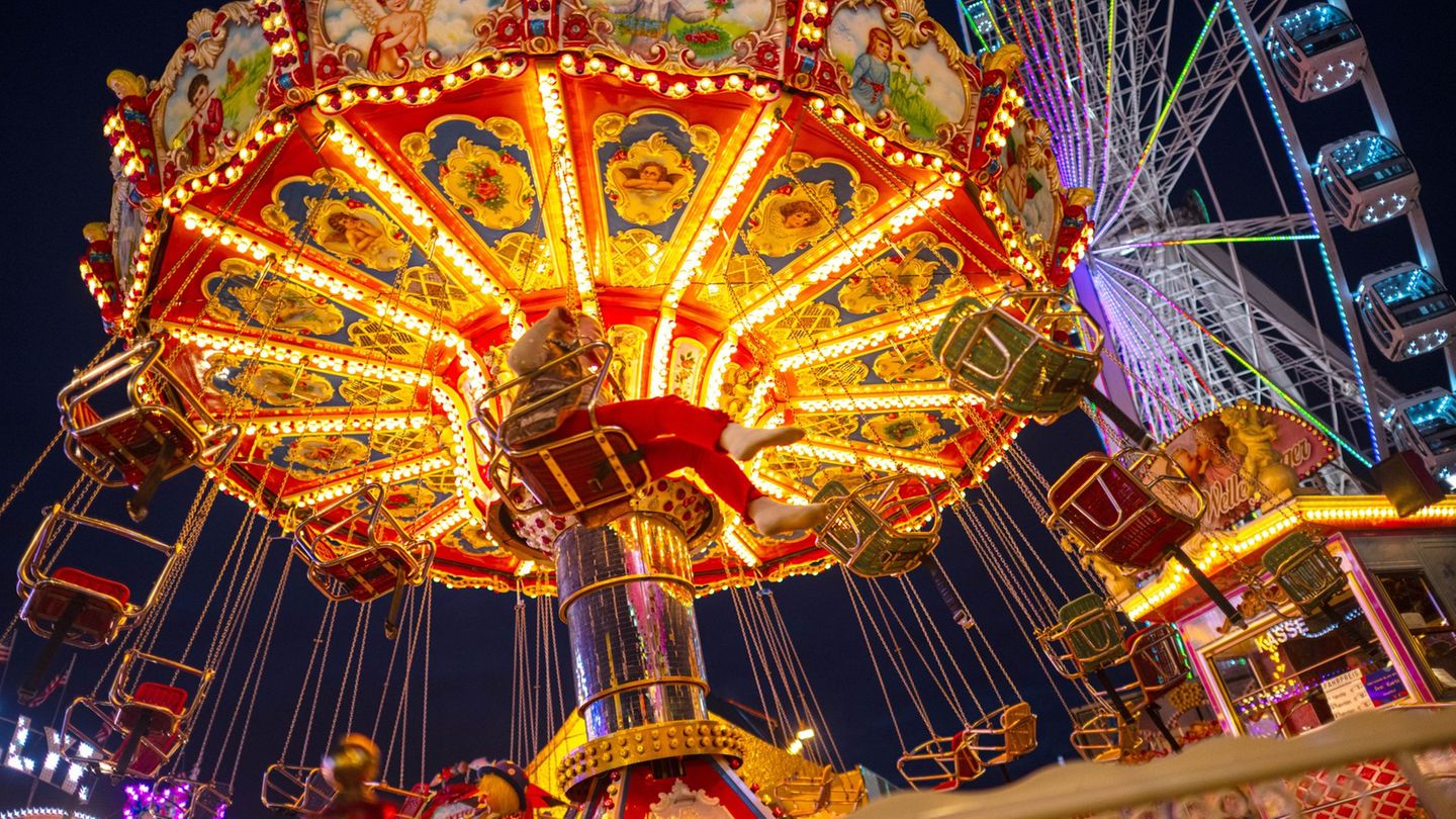 Ab Freitag drehen wieder zahlreiche Karussells auf der Bürgerweide ihre Runden. (Archivbild) Foto: Sina Schuldt/dpa
