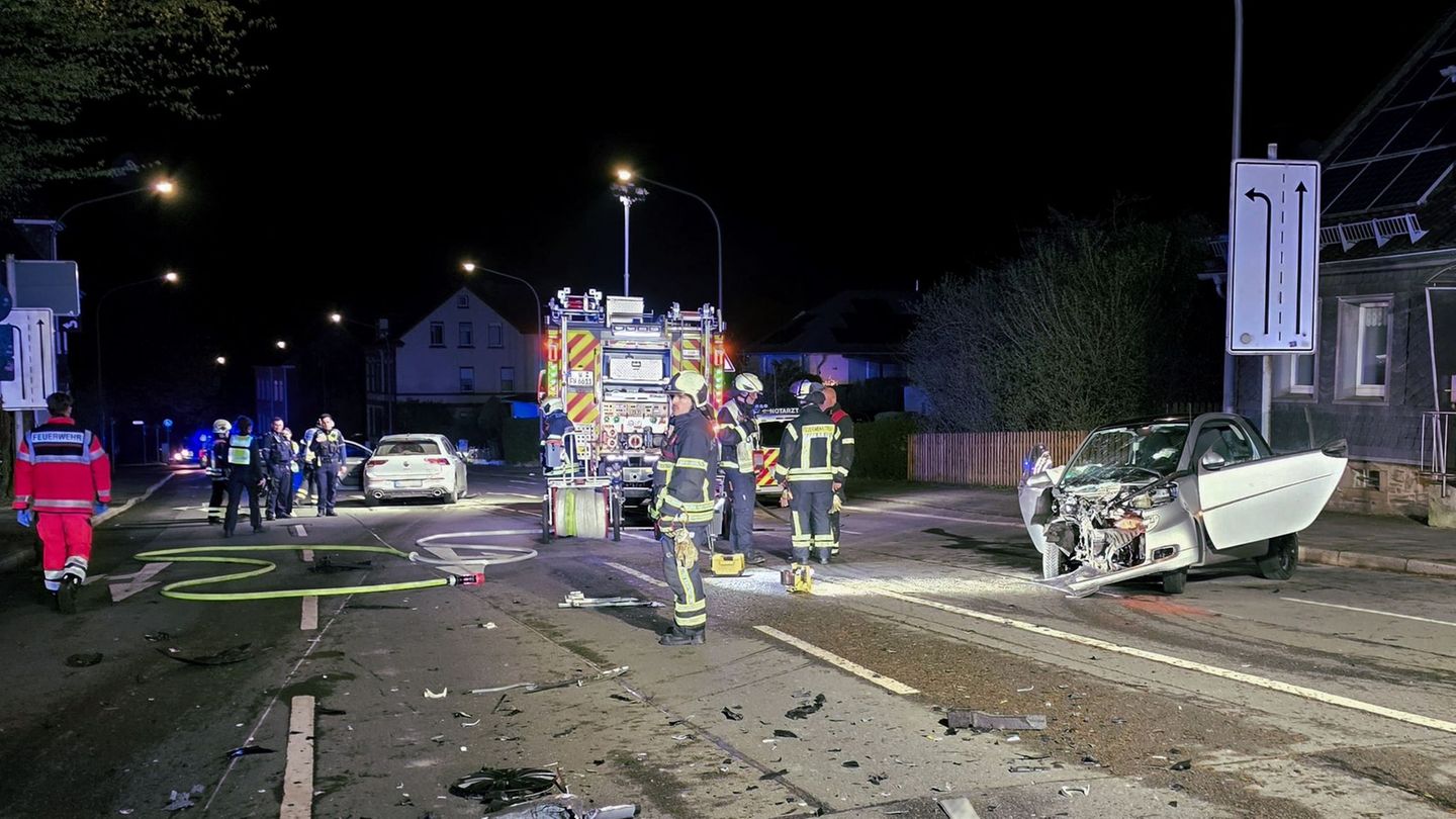 Wuppertal: Polizei verfolgt Auto: Flucht endet mit schwerem Unfall