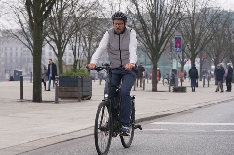 Hamburgs Verkehrssenator fordert einen besseren Schutz für Fahrradfahrer vor Unfällen durch unachtsam geöffnete Autotüren. (Arch