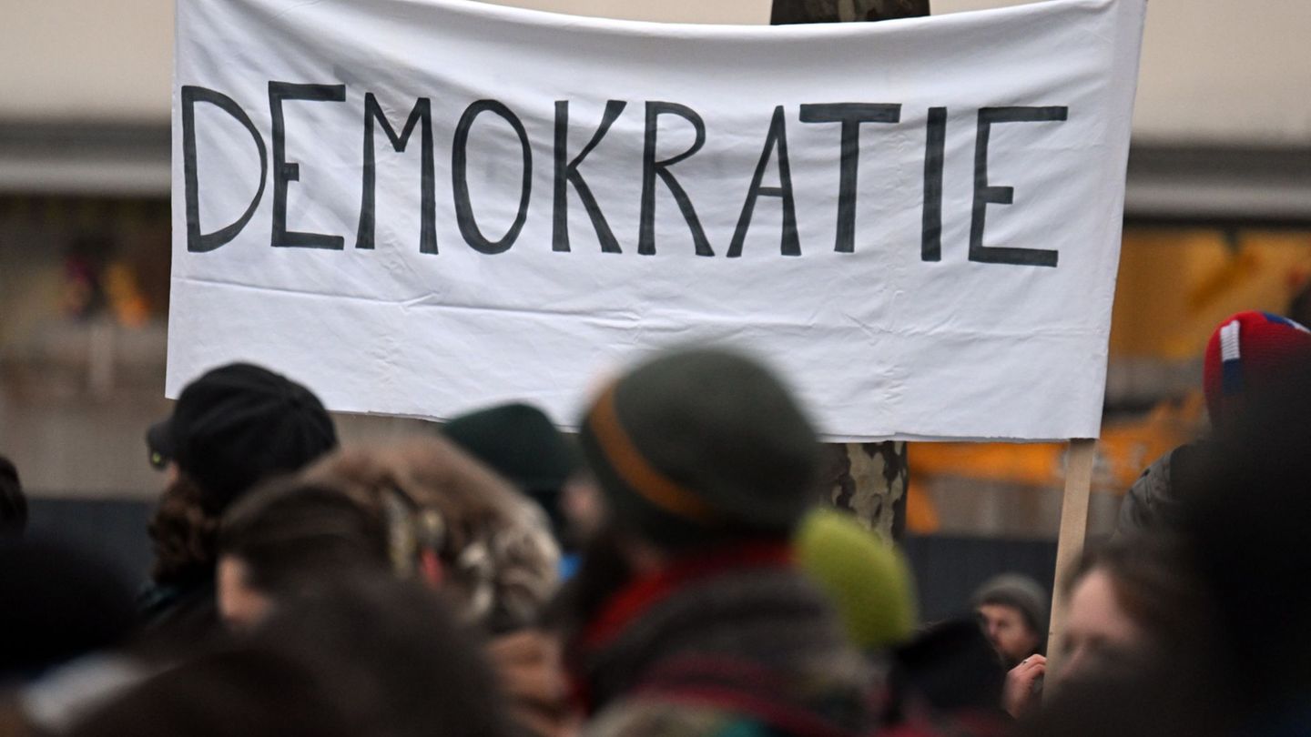 Länder-Analyse: Studie: Demokratie weltweit unter Druck