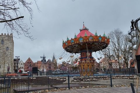Erste Fahrgeschäfte drehen sich vor der eigentlichen Eröffnung des Hansa-Parks. Foto: Felix Müschen/dpa