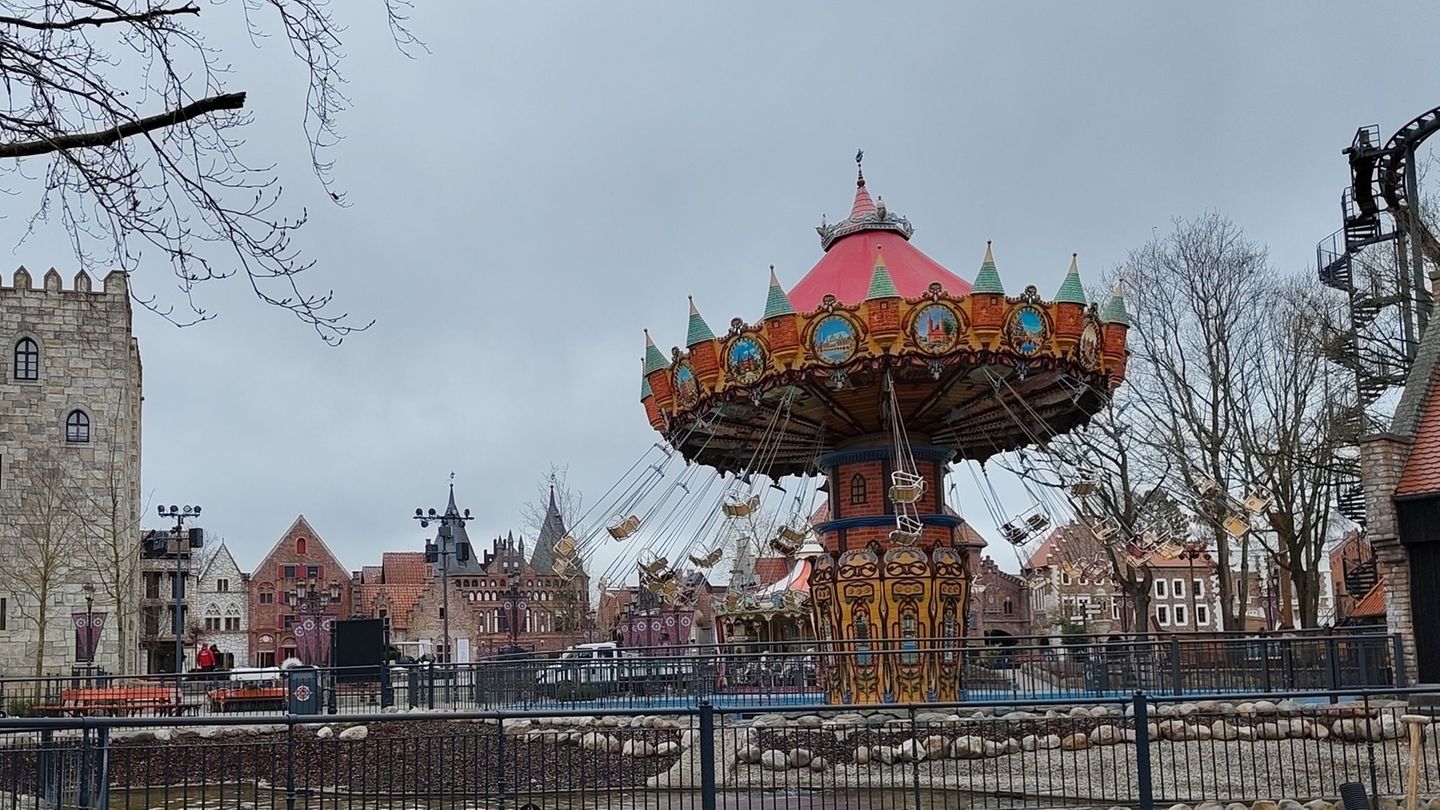 Erste Fahrgeschäfte drehen sich vor der eigentlichen Eröffnung des Hansa-Parks. Foto: Felix Müschen/dpa