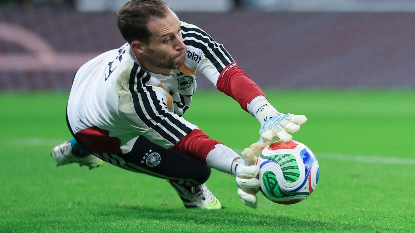 Oliver Baumann pariert beim Aufwärmtraining einen Ball. (Archivbild) Foto: Jan Woitas/dpa