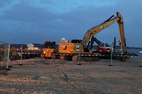 Schwere Bagger sollen dabei helfen, den Buckelwal am Timmendorfer Strand zu befreien