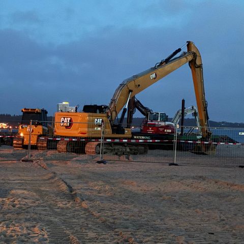 Schwere Bagger sollen dabei helfen, den Buckelwal am Timmendorfer Strand zu befreien