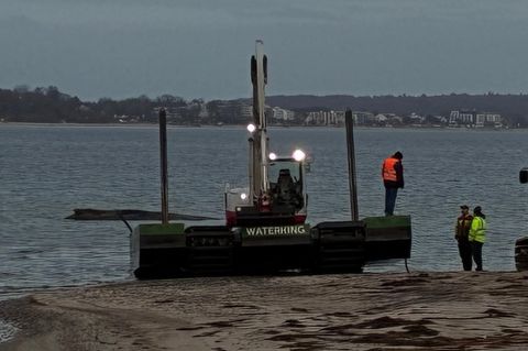 Auf diesem Bild sind vorne die Helfer mit dem Bagger zu sehen – hinten der Wal