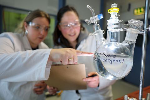 Das Start-up Cynio aus Bitterfeld-Wolfen entwickelt neue Verfahren für die Herstellung spezieller Chemikalien. Foto: Jan Woitas/