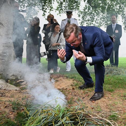 Canberra,  Australien. Nanu, was macht denn Boris Pistorius hier? Deutschlands Verteidigungsminister nimmt an einer traditionellen Rauchzeremonie der Aborigines teil – offenbar mit vollem Körpereinsatz. Der SPD-Politiker befindet sich aktuell auf einer Asienreise. Laut seines Ministeriums, „um die sicherheitspolitischen Beziehungen zu befreundeten Nationen zu vertiefen“.