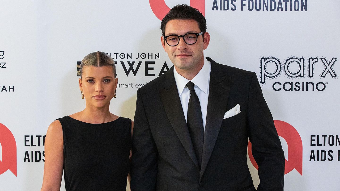 Das Model Sofia Richie (l.), die jüngste Tochter von Sänger Lionel Richie, hat etwa zwei Jahre nach der Geburt ihres ersten Kindes einen Sohn auf die Welt gebracht. Das verkündete die 27-Jährige auf Instagram. Henry Cecil heißt demnach ihr neugeborener Sohn, der am 18. März auf die Welt kam. „Die Lieben meines Lebens“, schreibt Richie zu einem Foto, das das Baby in einem blauen Body mit ihrer Tochter in einer Jeanshose und Lätzchen zeigt.  Im April 2023 hatte Richie in Südfrankreich den Musikmanager Elliot Grainge (r.) geheiratet, seitdem trägt sie den vollen Namen Sofia Richie Grainge. Im Mai 2024 wurde ihre Tochter Eloise Samantha geboren.