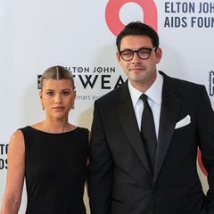 Das Model Sofia Richie (l.), die jüngste Tochter von Sänger Lionel Richie, hat etwa zwei Jahre nach der Geburt ihres ersten Kindes einen Sohn auf die Welt gebracht. Das verkündete die 27-Jährige auf Instagram. Henry Cecil heißt demnach ihr neugeborener Sohn, der am 18. März auf die Welt kam. „Die Lieben meines Lebens“, schreibt Richie zu einem Foto, das das Baby in einem blauen Body mit ihrer Tochter in einer Jeanshose und Lätzchen zeigt.  Im April 2023 hatte Richie in Südfrankreich den Musikmanager Elliot Grainge (r.) geheiratet, seitdem trägt sie den vollen Namen Sofia Richie Grainge. Im Mai 2024 wurde ihre Tochter Eloise Samantha geboren.