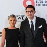 Das Model Sofia Richie (l.), die jüngste Tochter von Sänger Lionel Richie, hat etwa zwei Jahre nach der Geburt ihres ersten Kindes einen Sohn auf die Welt gebracht. Das verkündete die 27-Jährige auf Instagram. Henry Cecil heißt demnach ihr neugeborener Sohn, der am 18. März auf die Welt kam. „Die Lieben meines Lebens“, schreibt Richie zu einem Foto, das das Baby in einem blauen Body mit ihrer Tochter in einer Jeanshose und Lätzchen zeigt.  Im April 2023 hatte Richie in Südfrankreich den Musikmanager Elliot Grainge (r.) geheiratet, seitdem trägt sie den vollen Namen Sofia Richie Grainge. Im Mai 2024 wurde ihre Tochter Eloise Samantha geboren.