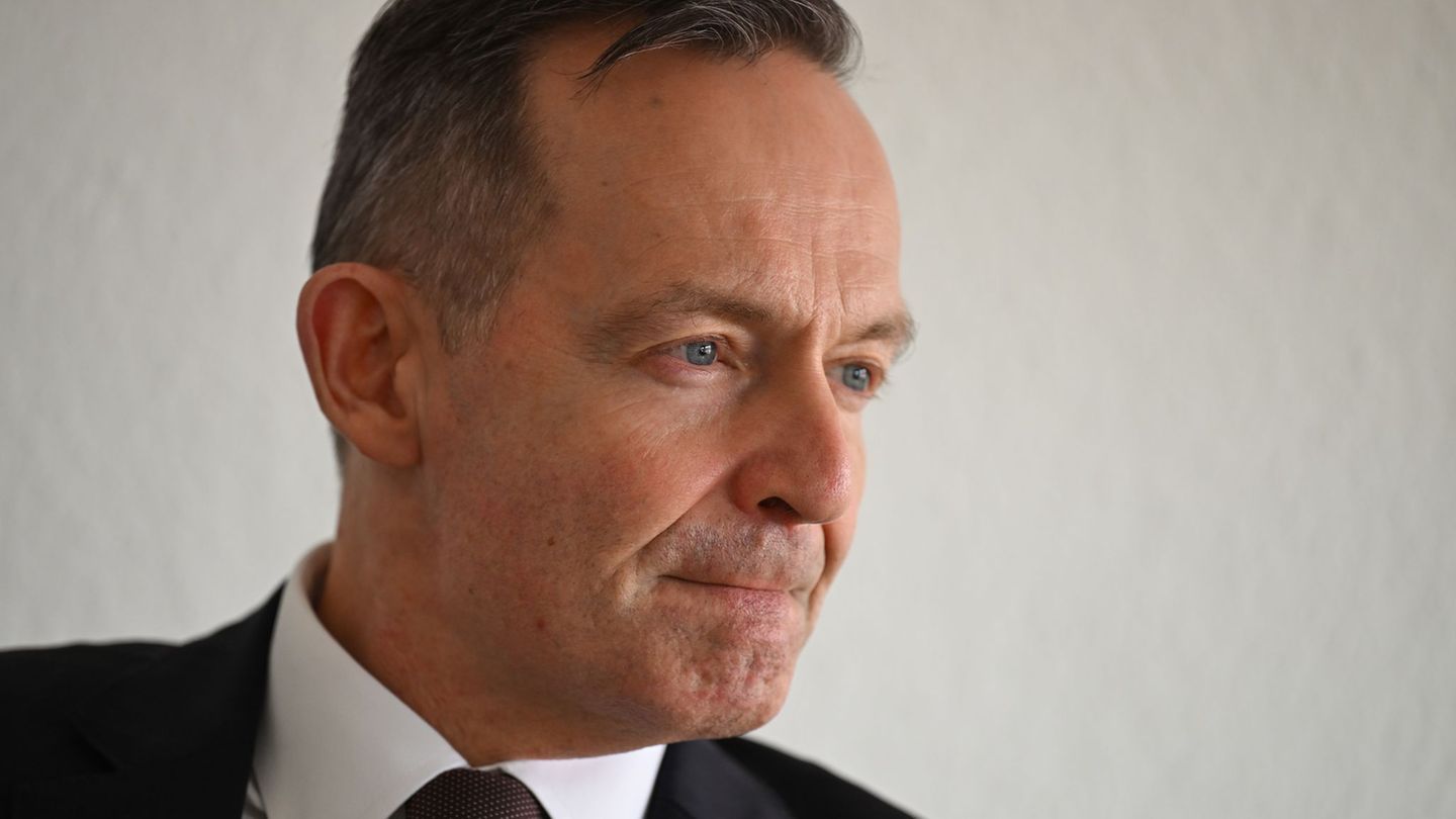 "Verantwortung" - der Name des Wissing-Buchs spricht Bände. (Archivbild) Foto: Arne Dedert/dpa