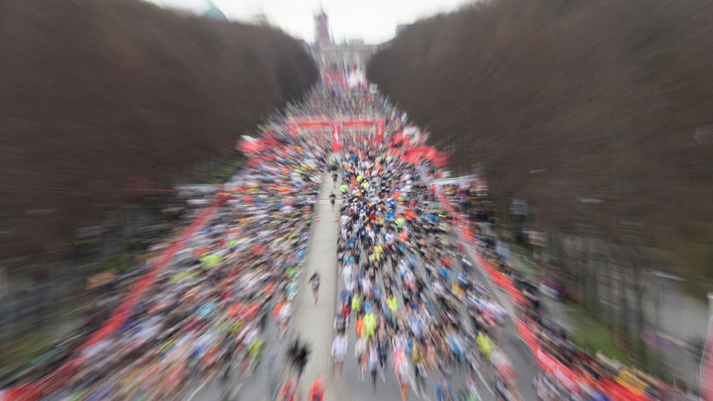 Bis tausende Menschen am Sonntag auf der Strecke des Berliner Halbmarathons starten können, müssen einige Straßen der Hauptstadt