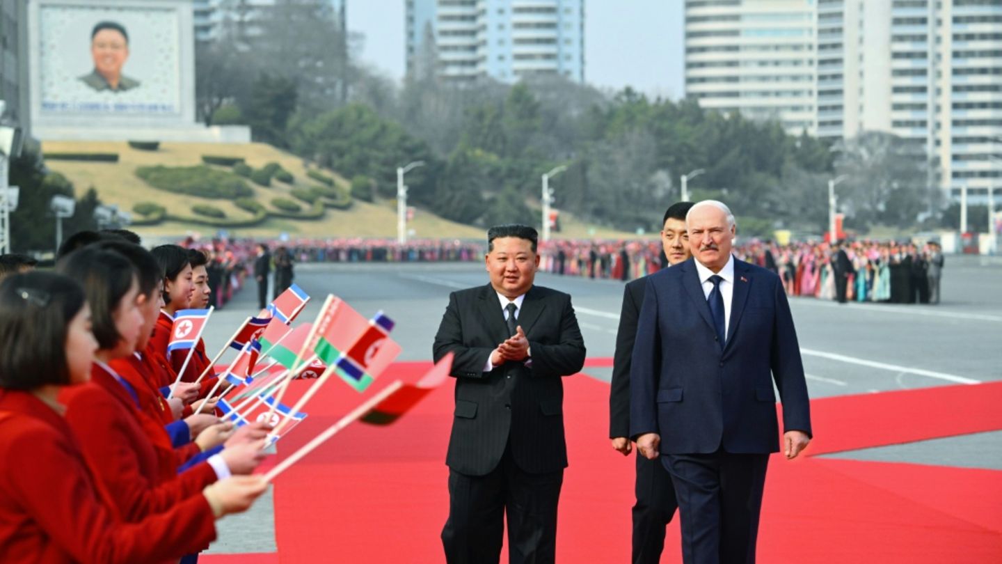 Kim (l.) und Lukaschenko in Pjöngjang