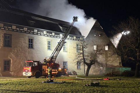 Die Feuerwehr bekämpft in der Nacht zu Donnerstag einen Brand auf der Runneburg in Thüringen