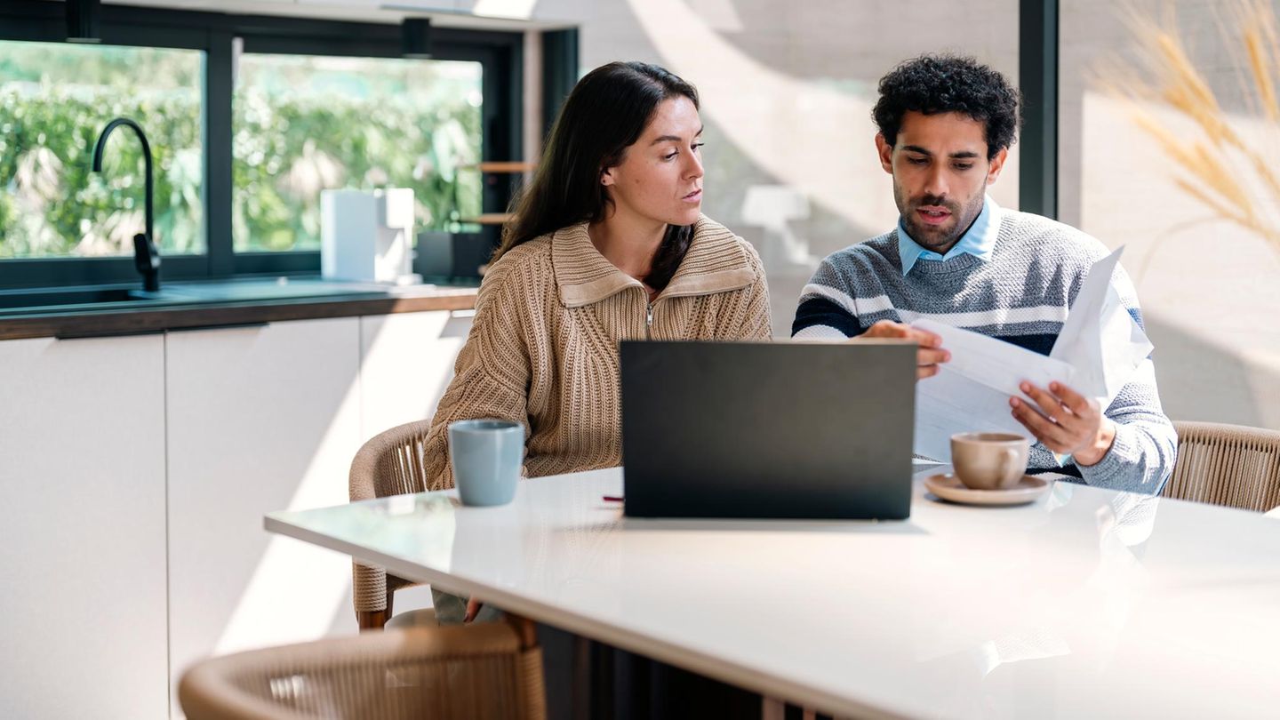 Eine Frau und ein Mann sitzen vor einem Laptop (Symbolbild Rentenplanung)