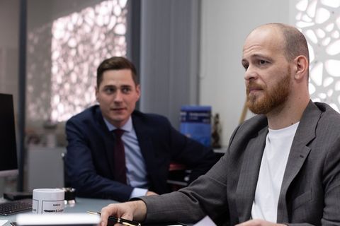 "Unter uns": Tobias (r.) ist im Reinen mit seinem Schicksal, als er den Antrag zur Todeserklärung stellt.