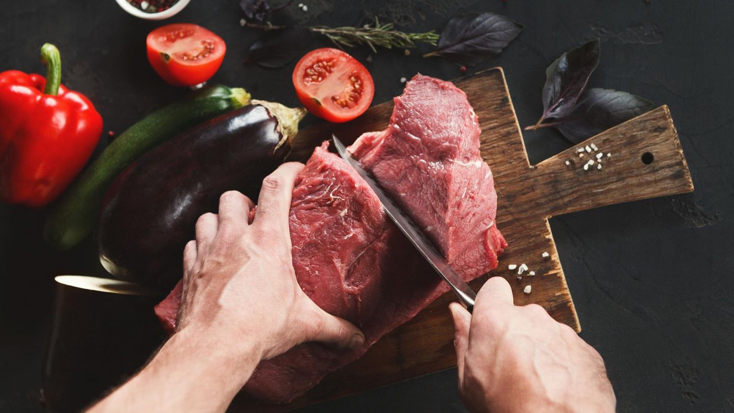 Deal News Paudin Messer: Küchenchef zerteilt rohes Fleisch mit einem Messer