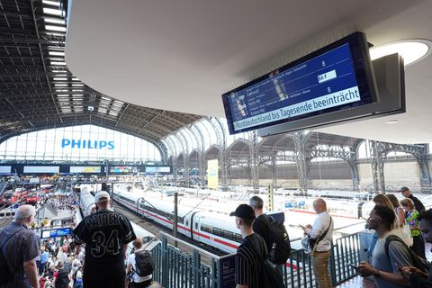Wer am Donnerstag im Raum Hamburg eine Zugreise antreten will, muss mit Verspätungen und Abweichungen rechnen. (Archivbild) Foto