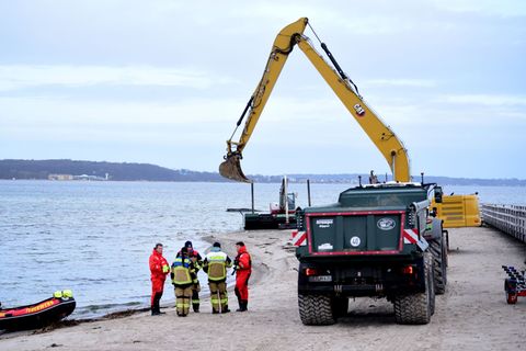 Die Helfer beabsichtigen, vor dem Wal eine Rinne auszubaggern. Foto: Daniel Bockwoldt/dpa
