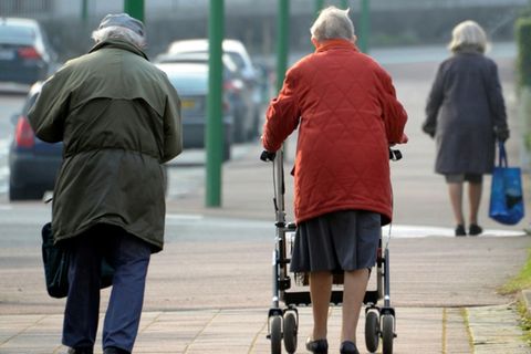 Senioren auf einer Straße