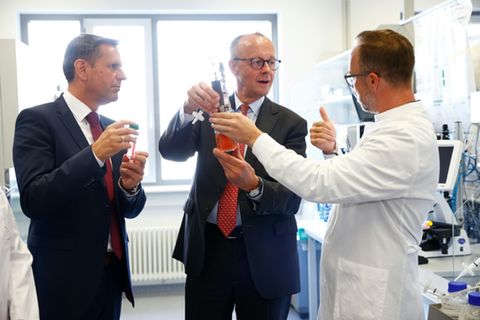 Bundeskanzler Friedrich Merz bei Besuch in Hochschullabor