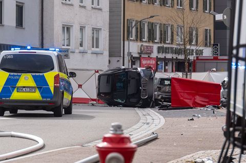 Ein Mann soll beim Unfall in seinem geparkten Auto gesessen haben. Er wurde leicht verletzt. Foto: Joshua Rzepka/onw-images/dpa