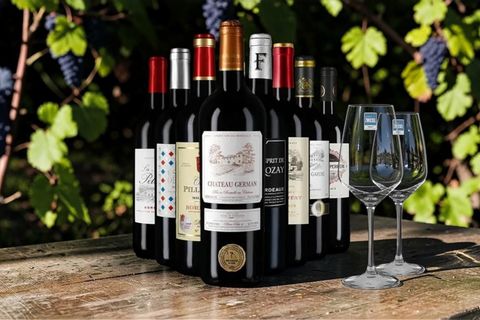 Bordeaux-Paket mit acht Rotweinen und zwei Gläsern