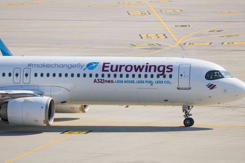 Wegen der hohen Nachfrage fliegt Eurowings zusätzliche Verbindungen nach Westeuropa. (Archivbild) Foto: Christoph Schmidt/dpa