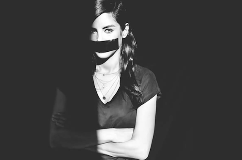 Collien Fernandes auf einem Bild mit zugeklebtem Mund